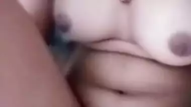 Cute Indian girl records her nude selfie