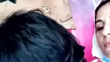 Desi friend energetically sucks Pakistani Bhabhi's nipples in XXX video