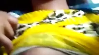 Cute desi girl in yellow chudidhar showing a boobs