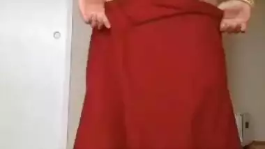 Red sari makes Indian mom look even more amazing when she moves body