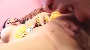 Nice hot ladyi would like to splaash my huge...