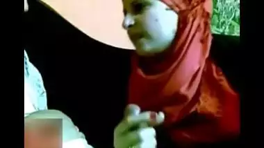 Muslim bhabhi sucking her car driver’s cock