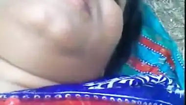 Mature bhabhi in sky blue sari mms sex in open fields