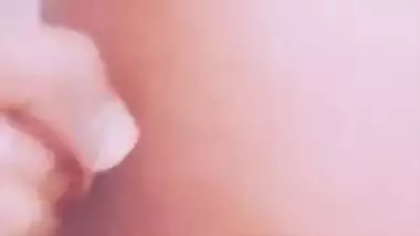 ප්‍රෙග්න්ට්  අක්ක නාන ගමන් අතේ ගහලා දුන්නා Sri...