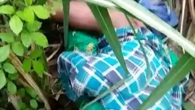 Dehati lovers having sex in a grass field