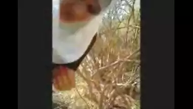 Fsiblog – Arab college girl giving outdoor blowjob to her lover MMS