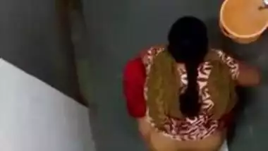 Desi teen takes her pants down to wash the XXX pussy on sex camera