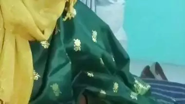 Muslim lady gives a desi blowjob to her lover