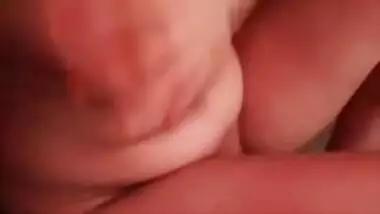 Desi escort girl exposes pussy in the Desi hotel room for MMS hunters