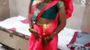 Rakhi Aunty Apne Pati Ko Kaam Pe Bej Ne Ke Baad Chudti Thi