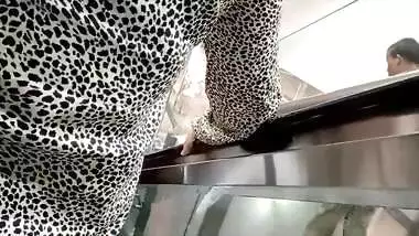 Hot Raand Adjust her ass in Metro