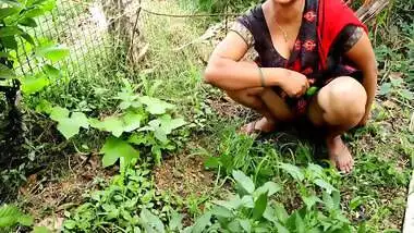 Komal Ne Apne Sath Kam Karne Wale Majdur Ko Patke Chodne Ko Majboor Kiya