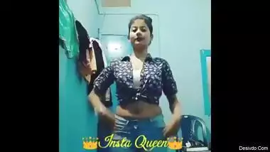 Insta Queen fleshy belly ,Sexy knotted shirt dancing