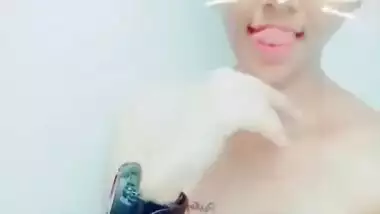 Desi skinny has a romantic mood taking XXX selfies with photo app