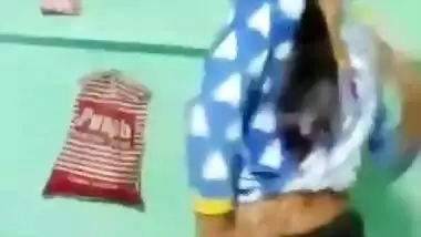 Sexy desi gf lifting salwar and showing her sexy naval dance