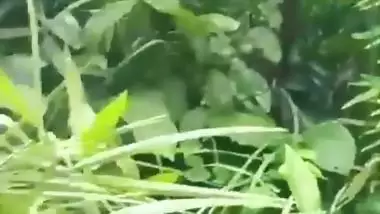 Village couple’s outdoor Indian sex video from the forest
