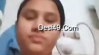 Perfectly-curved Desi gal shows her young XXX body and fluffy cunt