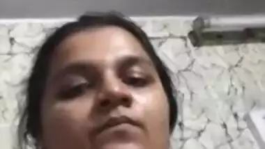 Sexy bhabhi showing her little shaved pussy on video call to lover
