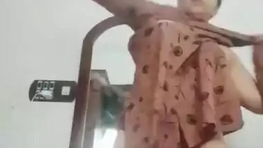 Mallu Bhabhi Shows Her Boobs and Pussy Part 2