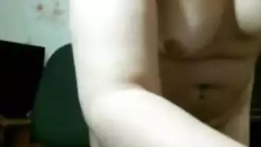 TURKISH WIFE SHOWS HER HAIRY PUSSY