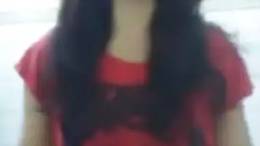 Indian Girl showing boobs saying “mujhe toh yaad hi nahi main bra nahi pahni hu”