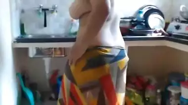 Kitchen nude video of Desi Model wife