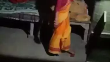 MMS video of Desi MILF in sari tempting father-in-law into XXX fucking