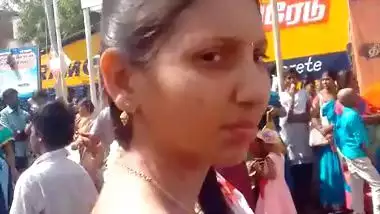 Madurai tamil hot saree view of sexy college girl in public