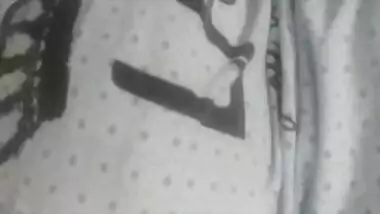 Desi bhabhi grabbing her boobs live