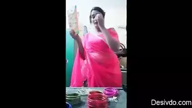 Swathi naidu romantic seducing while saree changing