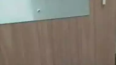 Índia Puta casada do bumbum gigante adora mamar em rola grande e grossa e sentar com força devorando tudo com a buceta! Puta gostosa do cabelos grande