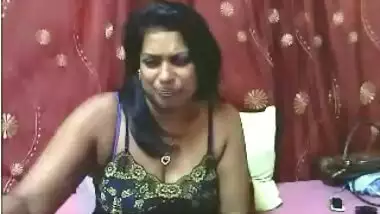 Nazia Bhabhi On WebCam - Movies.