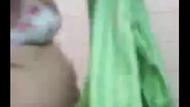 Pakistani Mature Aunty Goes Nude Giving Blowjob to her Lover Mms