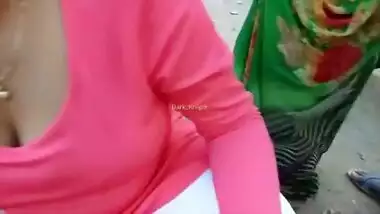 Desi wife cleavage captured by spycam in market