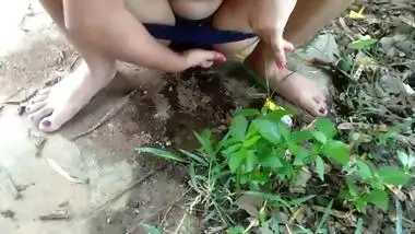 Sonal Bhabhi Ghar Ke Pichwade Me Choot Me Ungli Karke Mutate Huye