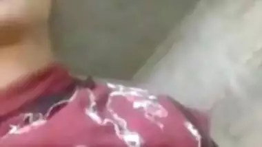 CUTE DESI GIRL SHOWING HER BOOBS