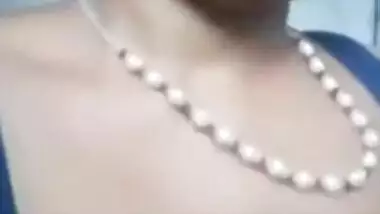 Pretty Desi housewife plays with her juicy XXX tits on the camera