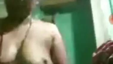 Experienced Desi webcam model pleases a guy with her big XXX boobs