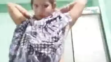 Hawt recent Desi beauty exposing her in nature's garb body on web camera