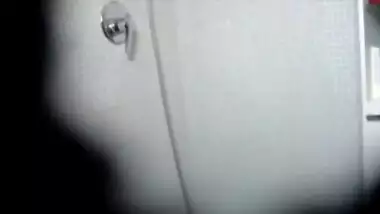 XXX Hidden cam captures this desi babe pleasing her pussy with the shower head