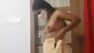 Young Tamil girl captures herself exposing XXX parts for Desi fans