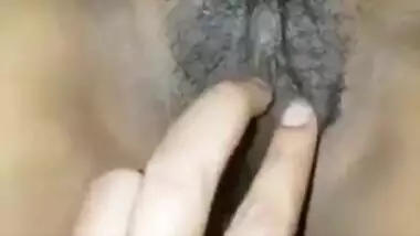 Indian girl allows sex lover to feels her XXX pussy from the inside