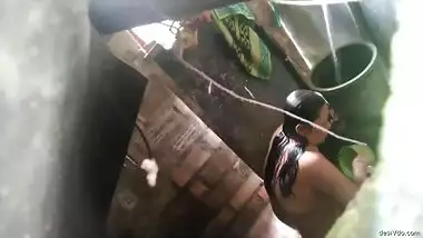 Sexy Indian Mall Shows her Boobs and Pussy