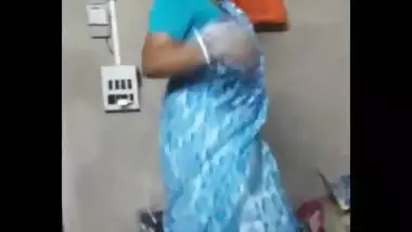 Bubbly delhi housewife bhabhi disha roy bubbly navel and cleavage expose in blue sare