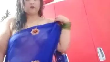Sexy bhabhi Boob Visable in Sare