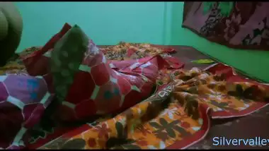 Hidden camera captures Desi whore and XXX buddy having sex on the bed