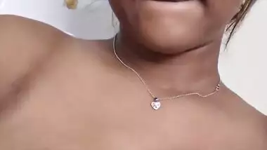 Desi cute aunty showing her big boobs