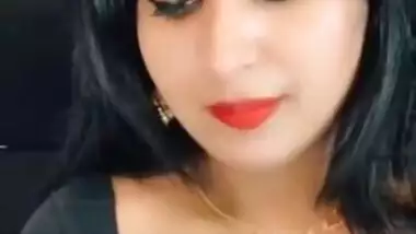 Showing big boobs hot beautiful girl