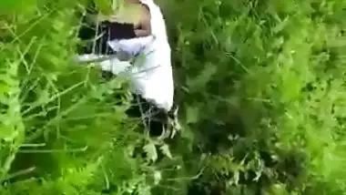 Catches a college couple fucking in an Indian outdoor sex