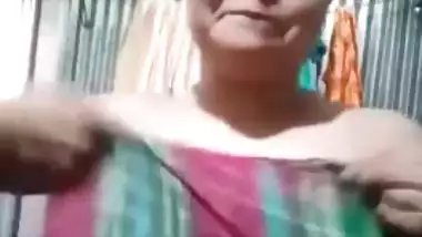 Beautiful big-boobed Desi babe bathing her sexy nude body XXX